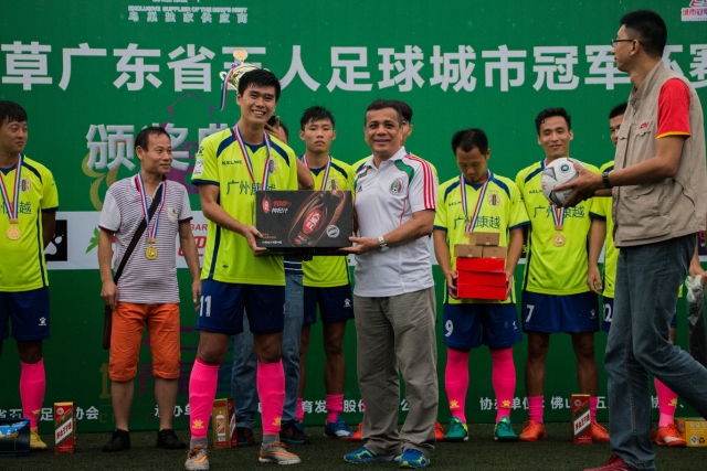 詹姆斯调侃球童：五年成就者，真是高尔夫界的“小文班
